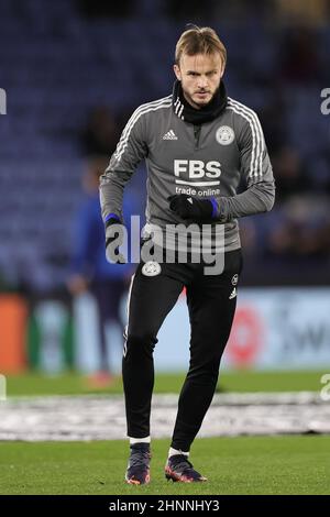 LEICESTER, GROSSBRITANNIEN. FEBRUAR 17TH. James Maddison von Leicester City erwärmt sich am Donnerstag, den 17th. Februar 2022, vor dem UEFA Europa Conference League-Spiel 16 zwischen Leicester City und dem Randers FC im King Power Stadium in Leicester. (Kredit: James Holyoak | MI News) Kredit: MI Nachrichten & Sport /Alamy Live News Stockfoto