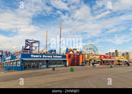 Leere Promenade auf der Insel Coney aufgrund der geschlossenen Geschäfte in der Corona-Pandemie-Zeit Stockfoto