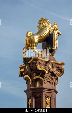 Der goldene Löwe am Wiesbadener Marktbrunnen ist das Zeichen für das Land Hessen Stockfoto