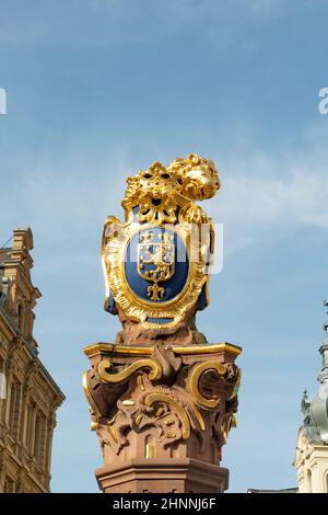 Der goldene Löwe am Wiesbadener Marktbrunnen ist das Zeichen für das Land Hessen Stockfoto