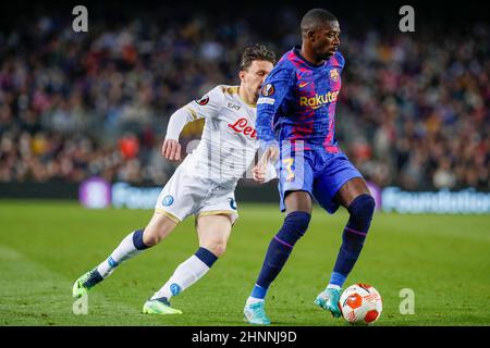 BARCELONA, SPANIEN - 17. FEBRUAR: Ousmane Dembele vom FC Barcelona, Mario Rui vom SSC Napoli während des UEFA Europa League-Spiels zwischen dem FC Barcelona und dem SSC Napoli am 17. Februar 2022 im Camp Nou in Barcelona, Spanien (Foto: DAX Images/Orange PicBilder) Stockfoto