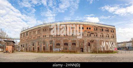 Blick auf die Jahrhunderthalle, ein ehemaliges Industriegebäude, das heute als Kulturhalle dient. Stockfoto