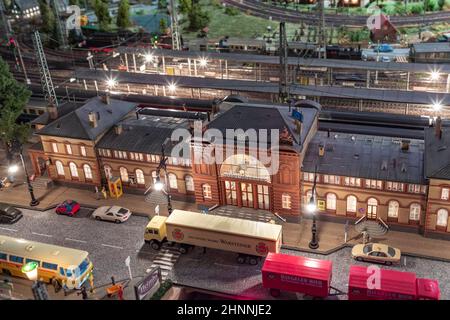 Kunststoff-Hauptbahnhof von Bonn bei Nacht mit Spielzeug Lastwagen vorbei am Bahnhof und beleuchteten Bahnsteig Stockfoto