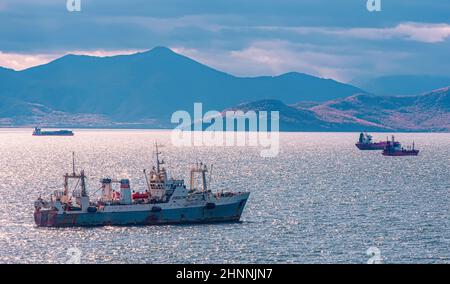 Angelwadenfänger und Frachtschiffe in der Avacha-Bucht auf der Halbinsel Kamtschatka Stockfoto