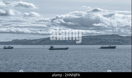 Verschwommene Ansicht von Fischwadenfängern und Frachtschiffen in der Avacha-Bucht auf der Halbinsel Kamtschatka Stockfoto