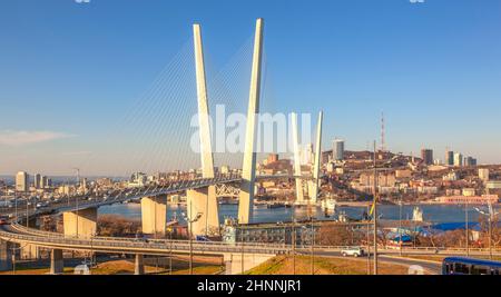 Goldene Brücke am sonnigen Tag in Wladiwostok Stockfoto