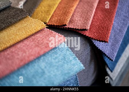 Bunte Polsterstoffmuster auf dem heimischen Sofa Stockfoto