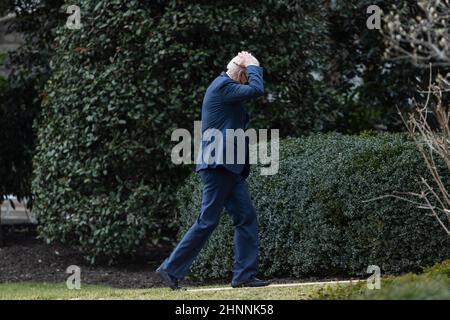 US-Präsident Joe Biden kehrt von Cleveland in Washington, DC, USA, ins Weiße Haus zurück. 17th. Februar 2022. Zuvor sagte der Präsident, dass es ein ‘sehr hohes' Risiko einer russischen Invasion in der Ukraine in ‘mehreren Tagen' gebe. Die NATO und das Weiße Haus von Biden haben russische Behauptungen zurückgewiesen, dass sie Truppen an der ukrainischen Grenze abziehen. Quelle: SIPA USA/Alamy Live News Stockfoto