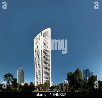 Skyline von Frankfurt am Main mit Wolkenkratzer unter blauem Himmel Stockfoto