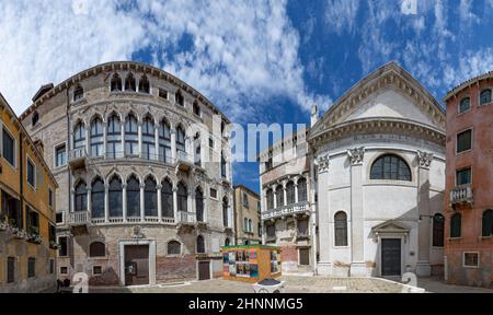 Die Chiesa di San Benedetto (Kirche des heiligen Benedikt) ist eine römisch-katholische Kirche in Venedig. Die Kirche blickt auf den nach ihr benannten Platz, den Campo San Beneto. Es wurde im 11th. Jahrhundert gegründet und 1685 wieder aufgebaut Stockfoto