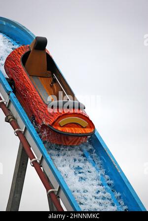 Ein Holzboot auf einer Fahrt mit dem Fun Fair Log Flume. Stockfoto