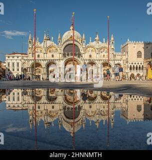 Spiegelung der Kathedrale san Marco am markusplatz in Venedig Stockfoto