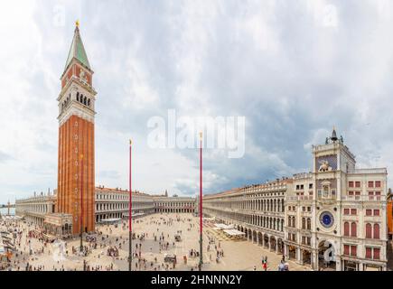 Blick auf den Markusplatz mit campanile und Basilika, mit Touristen, die den Blick VOM Balkon von SAN MARCOS in Venedig, Italien, genießen Stockfoto