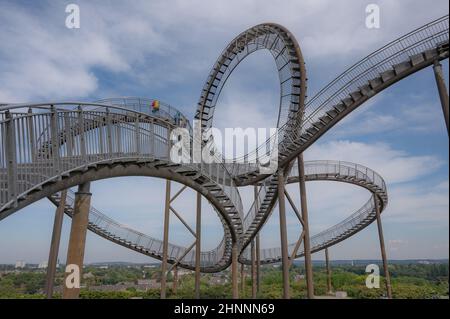 Duisburg September 2021: Tiger und Schildkröte - Magic Mountain ist ein Wahrzeichen nach dem Vorbild einer Achterbahn auf der Heinrich-Hildebrand-Höhe im Angerpark in Duisb Stockfoto