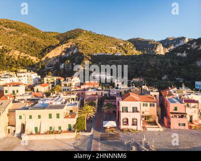 Luftaufnahme der bunten Häuser und des Strandes des Dorfes Varigotti, Savona. Stockfoto