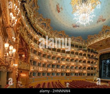 Innenraum des Theaters La Fenice. Das Teatro La Fenice, „The Phoenix“, ist ein Opernhaus, eines der berühmtesten und renommiertesten Wahrzeichen in der Geschichte des italienischen Theaters Stockfoto