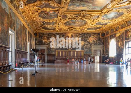 Die Kammer des großen rates im Dogenpalast mit Touristen. Deckendetails. Stockfoto