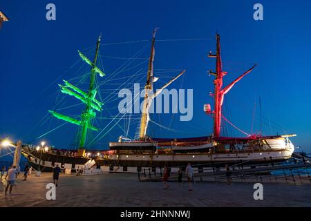 Das italienische Marineschiff Palinuro ankern am Tag am Pier von Venedig im Arsenal-Gebiet, der Gipfel von G20 findet in diesem Gebiet statt. Das Schiff ist mit italienischen Flaggen-Farben beleuchtet Stockfoto