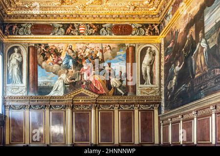 Kammer des großen rates im Dogenpalast mit Touristen. Deckendetails. Stockfoto