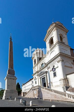 Kirche der Santissima Trinita dei Monti mit dem Obelisco Sallustiano und der Spanischen Treppe in der Nähe der Piazza di Spagna. Stockfoto