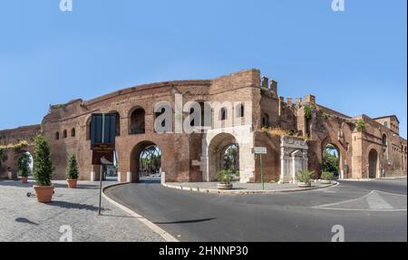 Alte Stadtmauer in Rom mit Tor Stockfoto