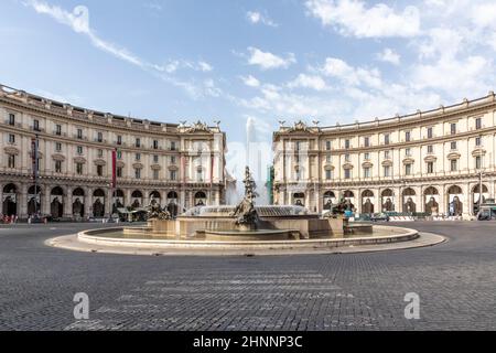 Brunnen der Naiads im Zentrum der Piazza della Repubblica auf dem Viminal-Hügel in Rom, Italien. Stockfoto