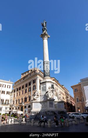 Säule der Unbefleckten Empfängnis, ist ein Denkmal aus dem neunzehnten Jahrhundert, die Darstellung der seligen Jungfrau Maria, befindet sich auf der Piazza Mignanelli und Piazza di Spagna. Rom, Italien. Stockfoto