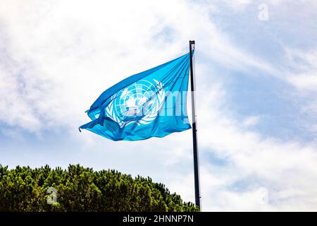 Flagge der Vereinten Nationen gegen blauen Himmel Stockfoto