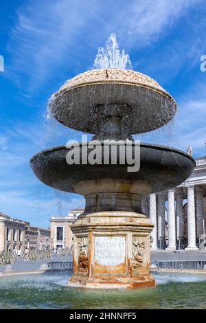 Brunnen auf dem Petersplatz vor dem Petersdom Stockfoto