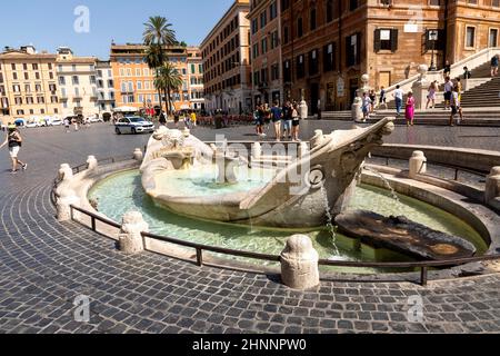 Fontana della Barcaccia auf der Piazza Spagna. Dieser Brunnen befindet sich in der Mitte des Platzes, stellt ein Schiffbruch, von Pietro Bernini gemacht Stockfoto