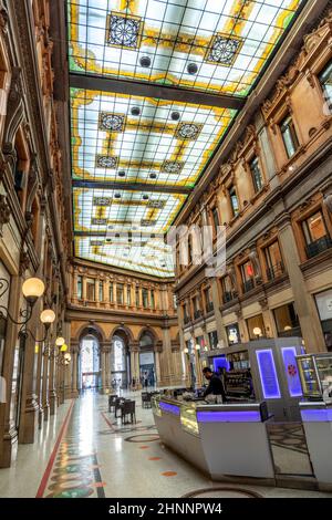 Galleria Alberto Sordi, bis 2003 Galleria Colonna, ist eine Einkaufspassage in Rom, benannt nach dem Schauspieler Alberto Sordi. Es wurde Anfang 1900s vom Architekten Dario Carbone entworfen Stockfoto