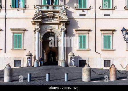 Die Piazza del Quirinale mit dem Quirinalspalast und den Wachen in Militäruniform in Rom, Latium, Italien Stockfoto