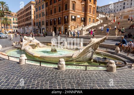 Fontana della Barcaccia auf der Piazza Spagna. Dieser Brunnen befindet sich in der Mitte des Platzes, stellt ein Schiffbruch, von Pietro Bernini gemacht Stockfoto