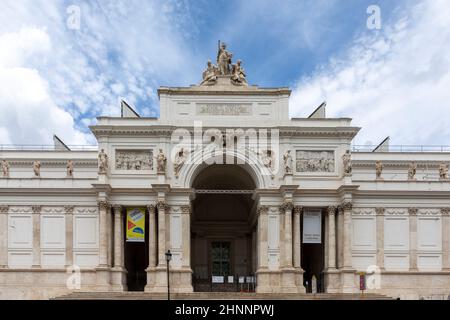 Palazzo delle Esposizioni ist eine neoklassische Ausstellungshalle, Kulturzentrum und Museum in Rom, Italien mit Inschrift König Umberto bietet der Stadt Rom dieses Museum Stockfoto