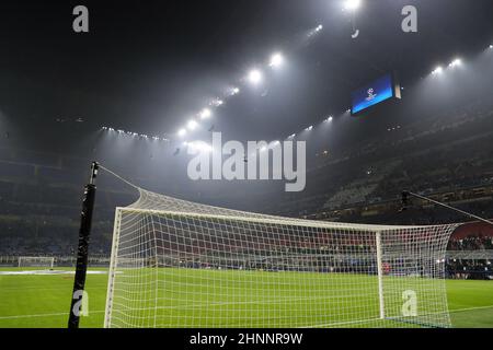 Mailand, Italien. 16th. Februar 2022. Blick in das Stadion während der UEFA Champions League 2021/22 Runde von 16 - erstes Fußballspiel zwischen dem FC Internazionale und dem FC Liverpool im Giuseppe Meazza Stadium, Mailand, Italien am 16. Februar 2022 Quelle: Independent Photo Agency/Alamy Live News Stockfoto
