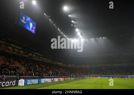 Mailand, Italien. 16th. Februar 2022. Blick in das Stadion während der UEFA Champions League 2021/22 Runde von 16 - erstes Fußballspiel zwischen dem FC Internazionale und dem FC Liverpool im Giuseppe Meazza Stadium, Mailand, Italien am 16. Februar 2022 Quelle: Independent Photo Agency/Alamy Live News Stockfoto