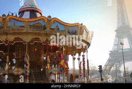 Karussell im Park nahe des Eiffelturms in Paris Stockfoto