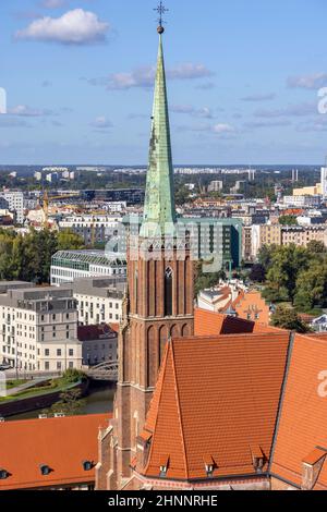 Luftaufnahme der Stiftskirche des Heiligen Kreuzes und des Hl.Bartholomäus vom Turm der Breslauer Kathedrale, Breslau, Polen Stockfoto