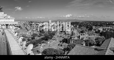 Die Menschen genießen den spektakulären Blick auf die Skyline von Rom von der Plattform des Monuments Viktor Emmanuel II. Stockfoto