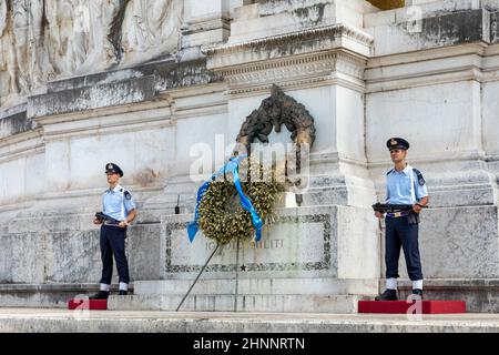 Soldaten am historischen Denkmal von Viktor Emmanuel II, Monumento Nazionale a Vittorio Emanuele II, auf dem venezianischen Platz. Grab des unbekannten Soldaten. Stockfoto