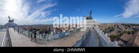 Die Menschen genießen den Blick vom Nationaldenkmal Victor Emmanuel II. Auf die Skyline von Rom Stockfoto