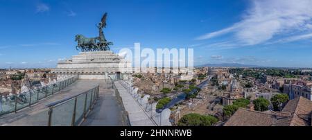 Die Menschen genießen den Blick vom Nationaldenkmal Victor Emmanuel II. Auf die Skyline von Rom Stockfoto