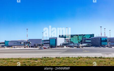 Blick auf den römischen Flughafen Fiumicino in Rom mit Flugzeug am Gate. Es ist der größte Flughafen in Italien. Stockfoto