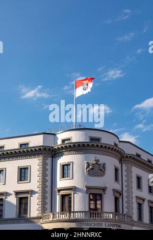 Flagge Hessens unter blauem Himmel am hessischen Landtag in Deutschland, Wiesbaden Stockfoto