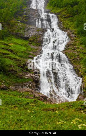 Schöner Wasserfall Hjellefossen in Utladalen Øvre Årdal Norwegen. Die schönsten norwegischen Landschaften. Stockfoto