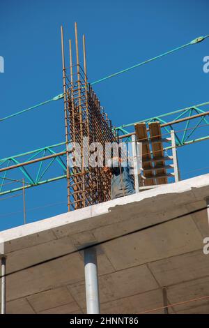 Bauschalung, Verstärkung für den Bau von Gebäuden. Arbeiter machen eine konkrete Struktur. Stockfoto