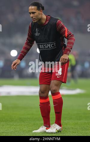 Mailand, Italien. 16th. Februar 2022. Virgil Van Dijk vom FC Liverpool erwärmt sich während der UEFA Champions League 2021/22 Runde von 16 - Fußballspiel der ersten Etappe zwischen dem FC Internazionale und dem FC Liverpool im Giuseppe Meazza Stadium, Mailand, Italien am 16. Februar 2022 Quelle: Independent Photo Agency/Alamy Live News Stockfoto