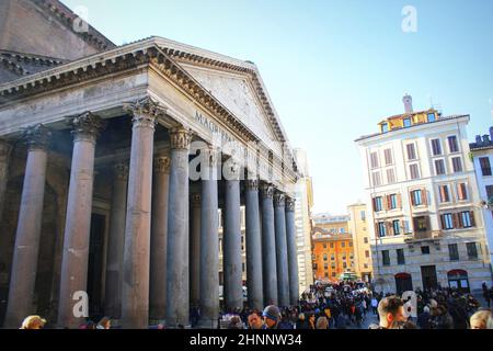 Rom, Italien, 28. Dezember 2018: Tempel aller Götter in Rom. Panteon ist berühmt Denkmal der antiken römischen Kultur, im 2. Jahrhundert. Stockfoto