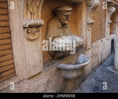 Rom, Italien, 28. Dezember 2018: Statue eines alten Mannes gießt Wasser aus einem Fass verwendet als Brunnen den Spitznamen "The Porter". Es war im Jahre 1580 gemacht und als Website satirischen Schriften zu veröffentlichen. Stockfoto