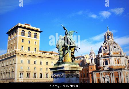 ROM, ITALIEN - DEZEMBER 29: Statue des Gedankens, der von Giulio Monteverde im Denkmal für Viktor Emmanuel II. Geschnitzt wurde Piazza Di Venezia, Rom, Italien Stockfoto